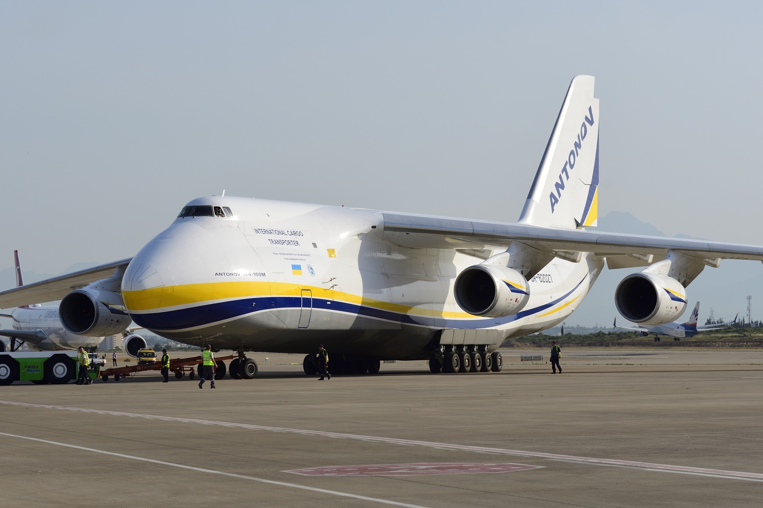 An-124-100 M Condor présenté par Antonov Airlines au Salon Eurasia 2018. Une production sous licence serait envisagée en Chine. (© François Brévot)